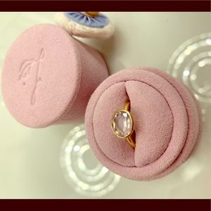 Lisa Eldridge ring The Betty oval cut 18 ct,